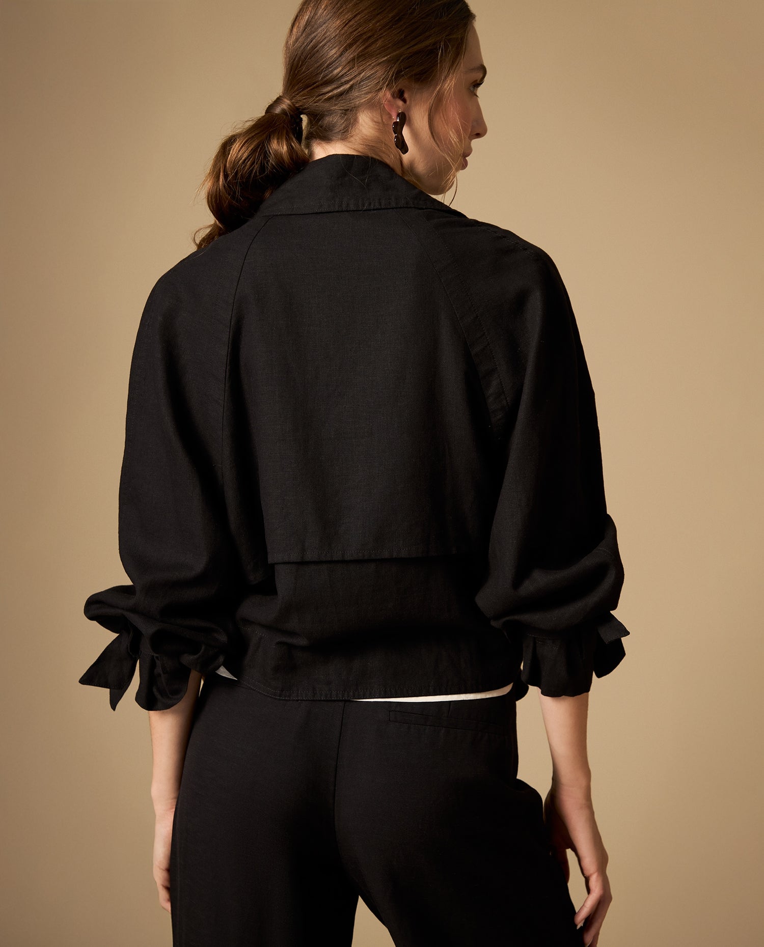 Chaqueta ligera con lazos decorativos en mangas - Negro