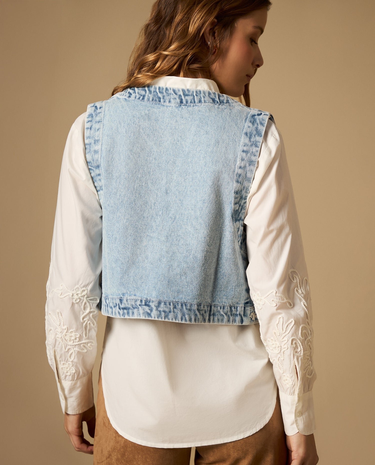 Chaleco corto con estampado floral y bordes con diseño - Azul