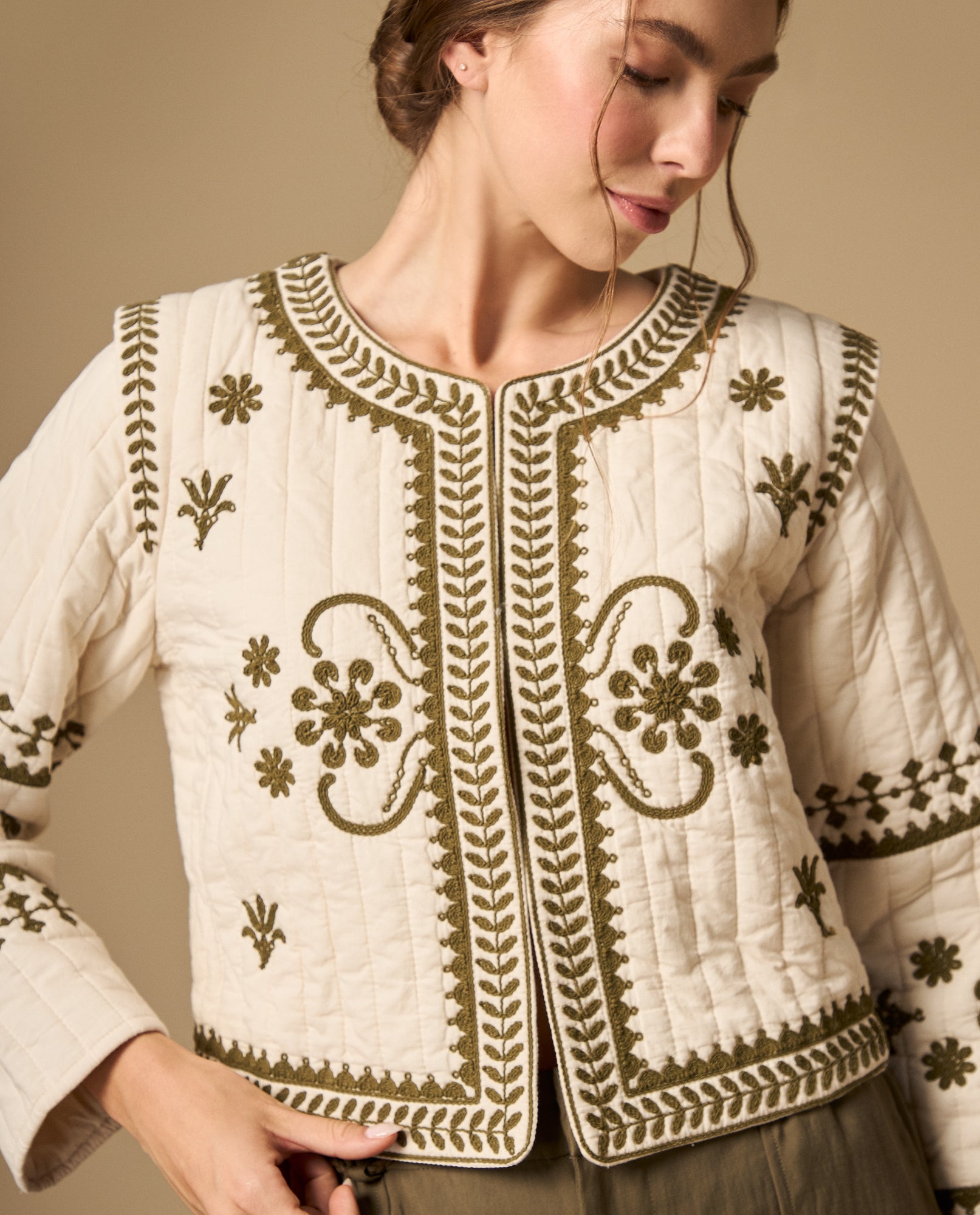 Chaqueta acolchada con bordado floral y bordes con diseño - Crudo 34_622H202_CRU141106_0
