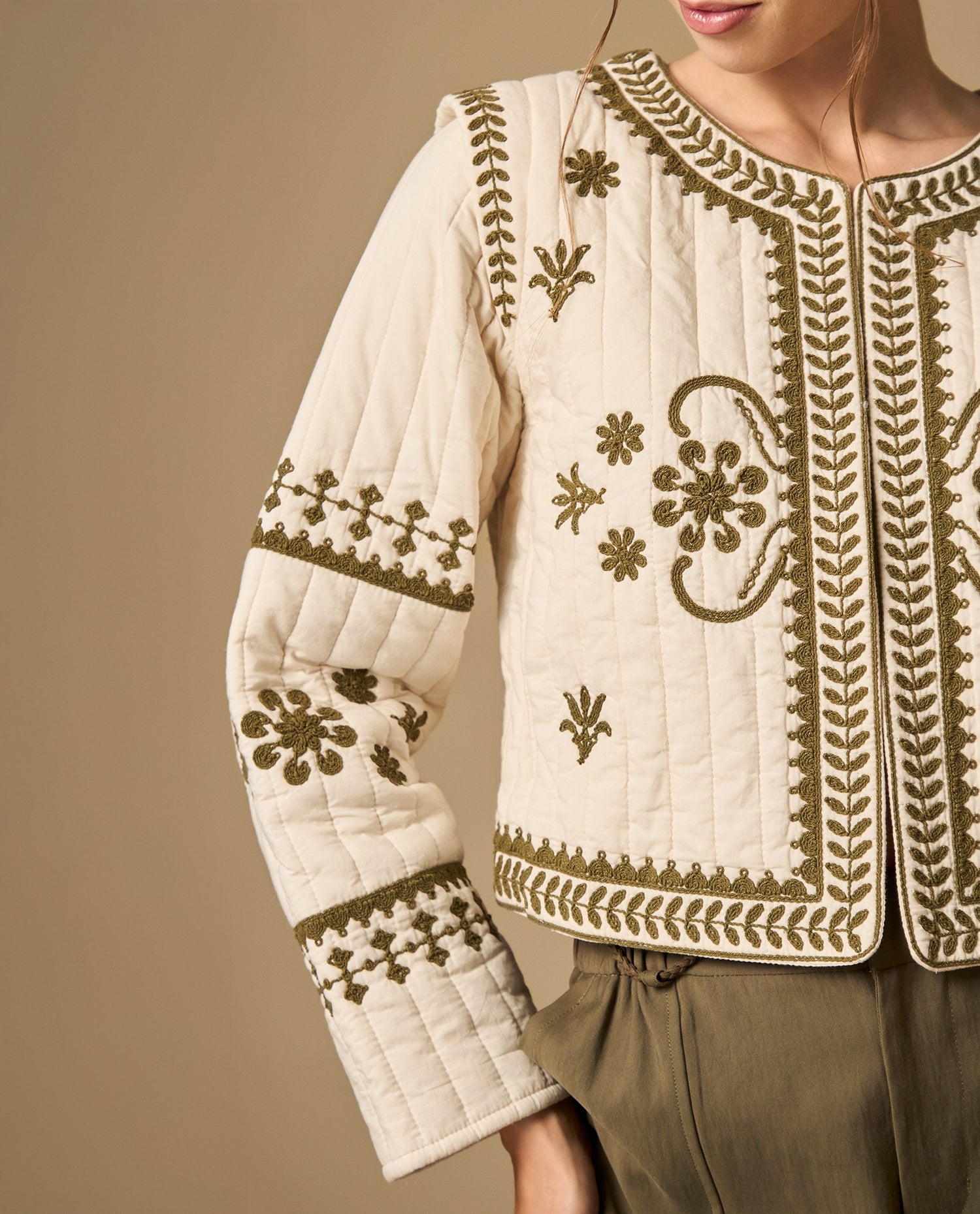 Chaqueta acolchada con bordado floral y bordes con diseño - Crudo
