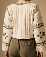 Chaqueta acolchada con bordado floral y bordes con diseño - Crudo