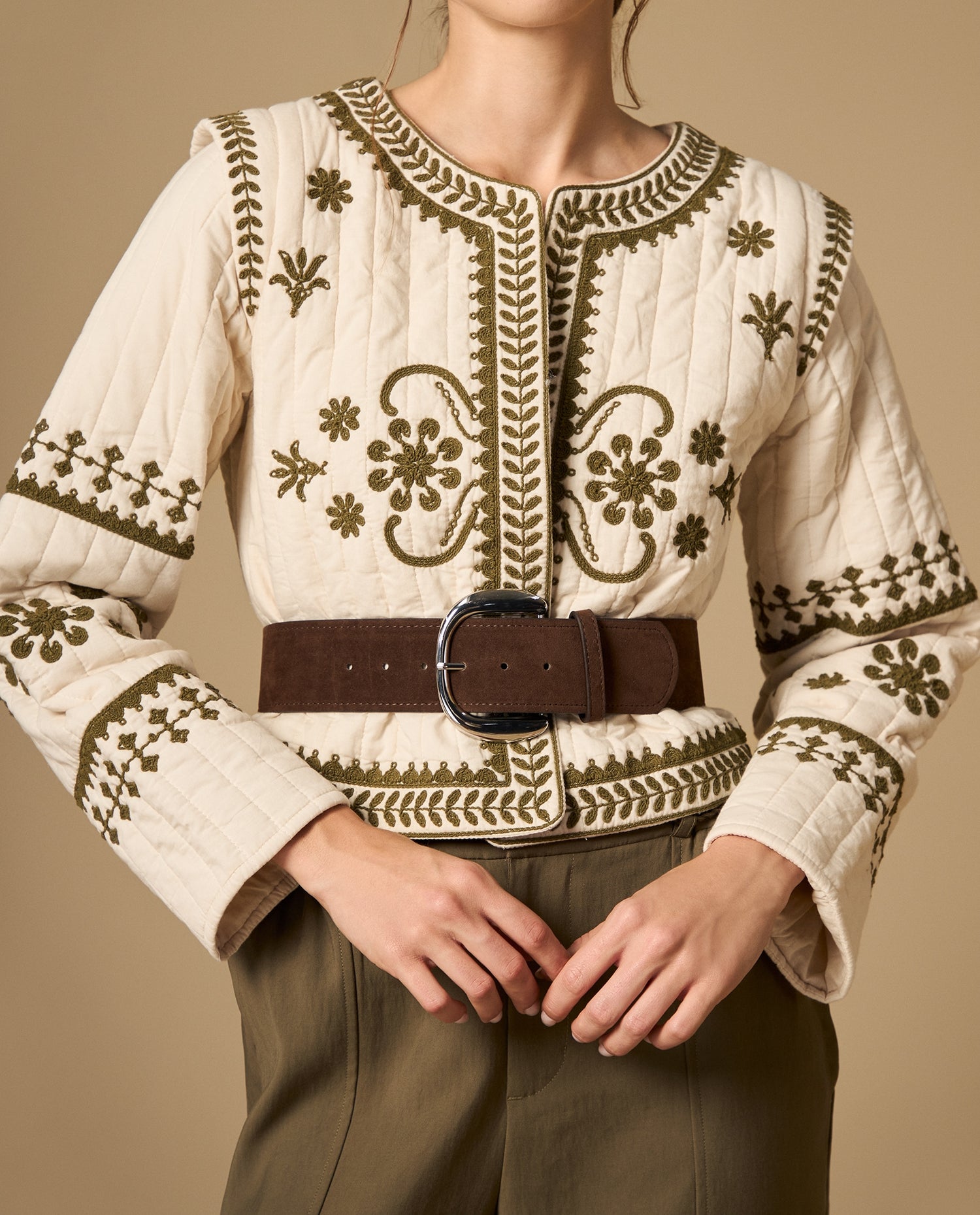 Chaqueta acolchada con bordado floral y bordes con diseño - Crudo