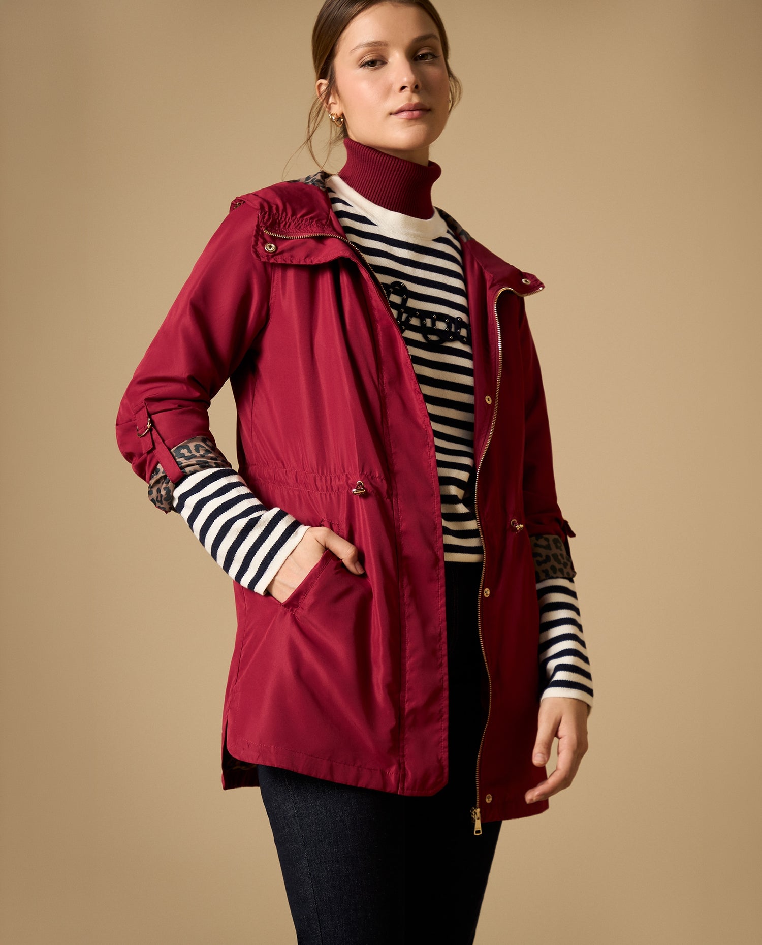 Chaqueta con capucha y ajuste en cintura - Rojo