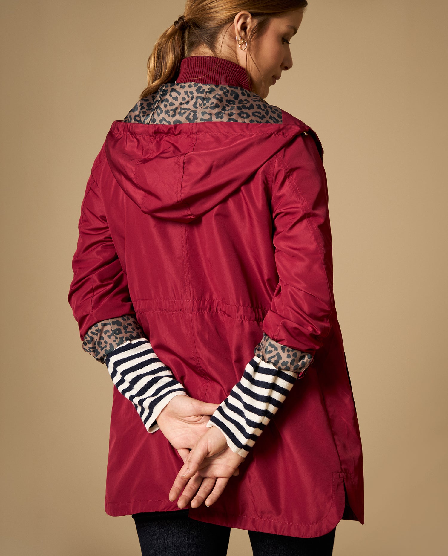 Chaqueta con capucha y ajuste en cintura - Rojo