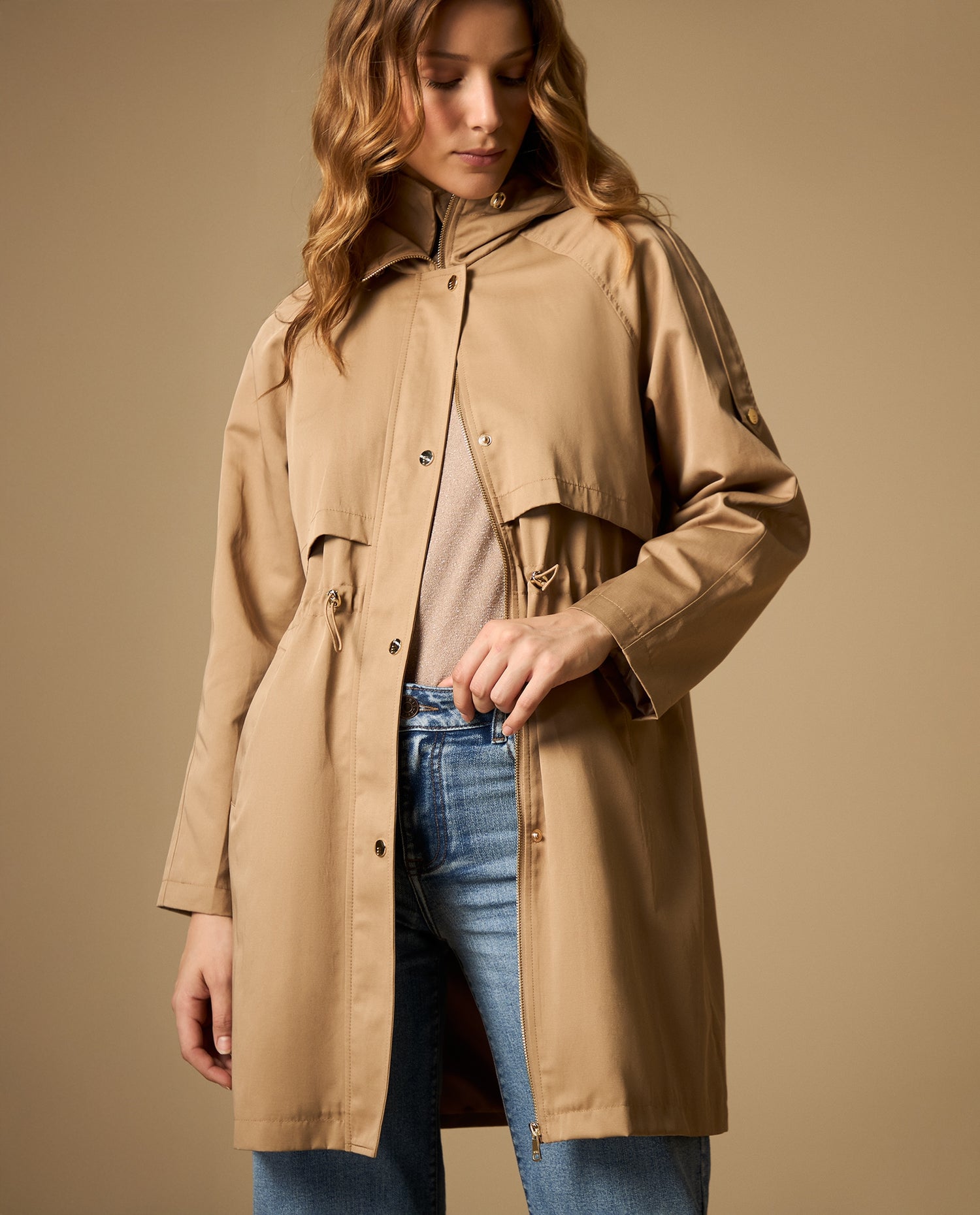 Trench con capucha y ajuste en cintura largo medio - Café
