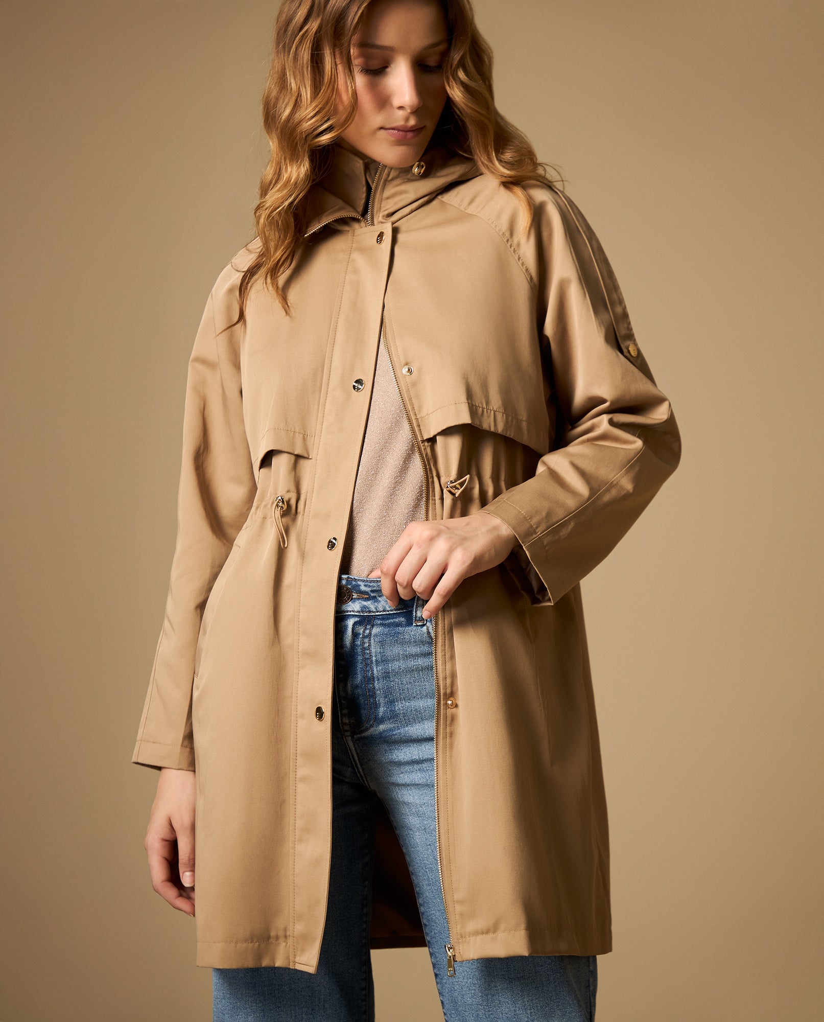 Trench con capucha y ajuste en cintura largo medio - Café 34_622H216_CAF181312_3