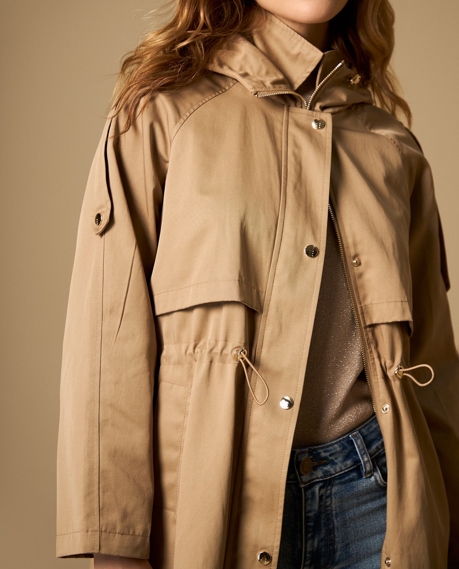 Trench con capucha y ajuste en cintura largo medio - Café