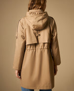 Trench con capucha y ajuste en cintura largo medio - Café