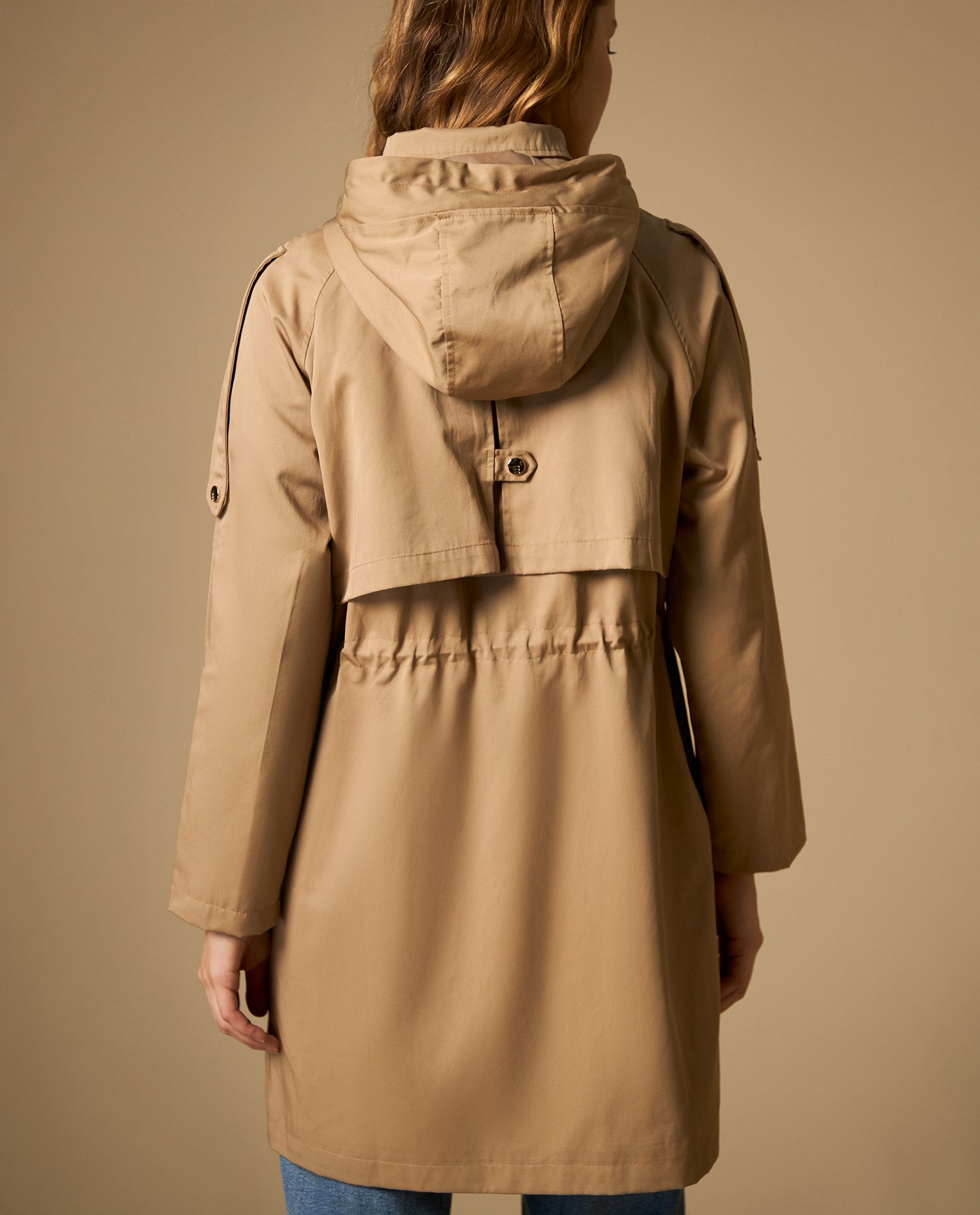 Trench con capucha y ajuste en cintura largo medio - Café