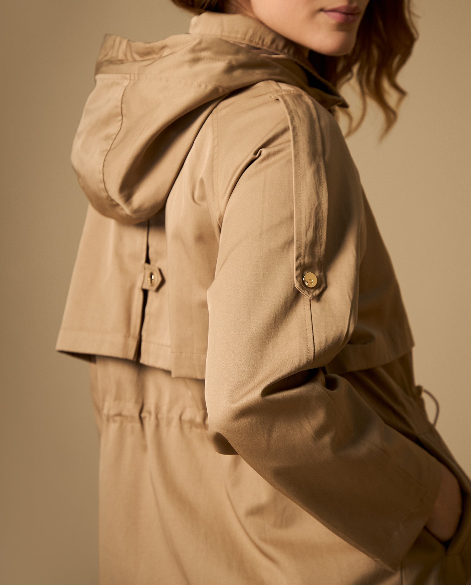 Trench con capucha y ajuste en cintura largo medio - Café