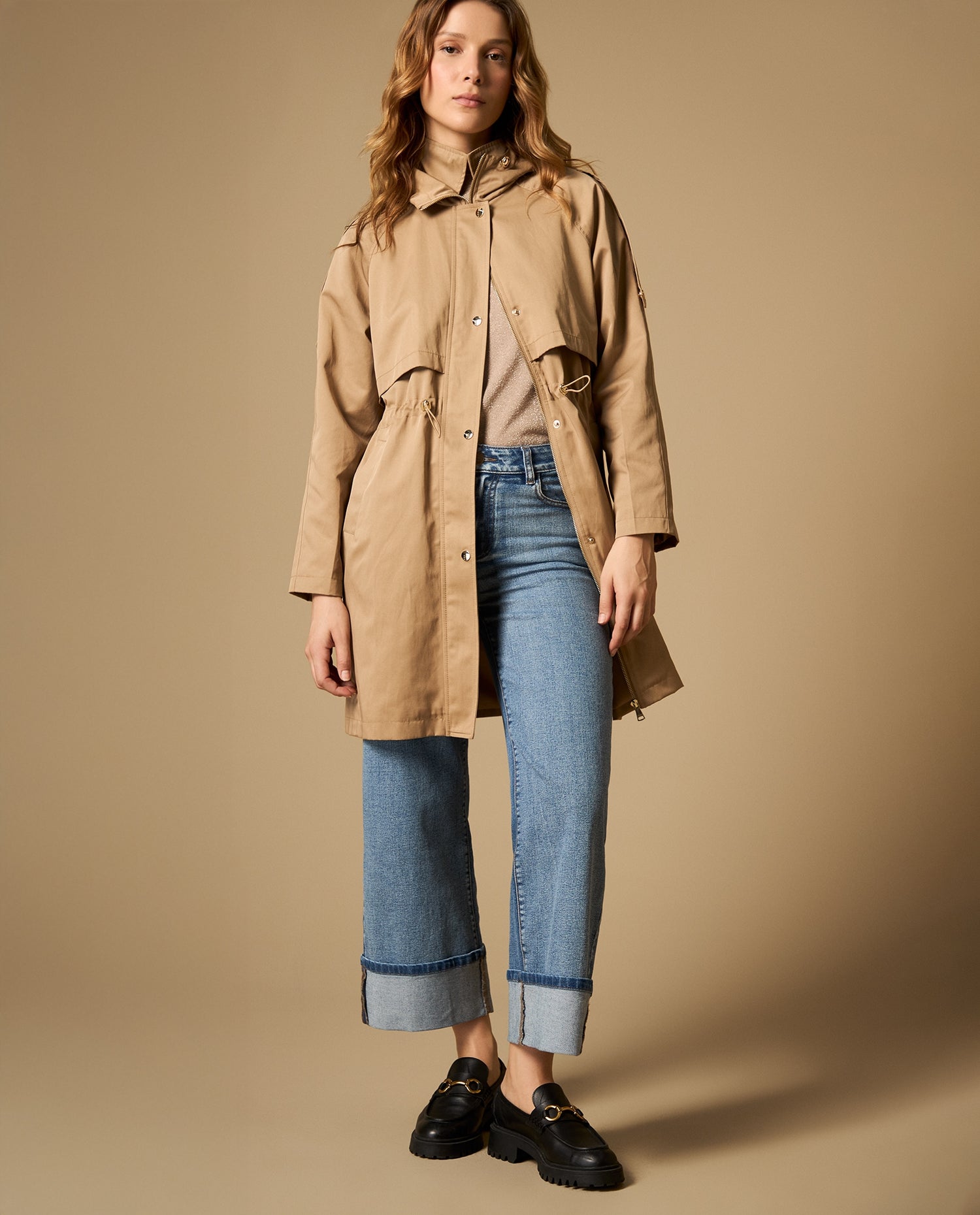 Trench con capucha y ajuste en cintura largo medio - Café