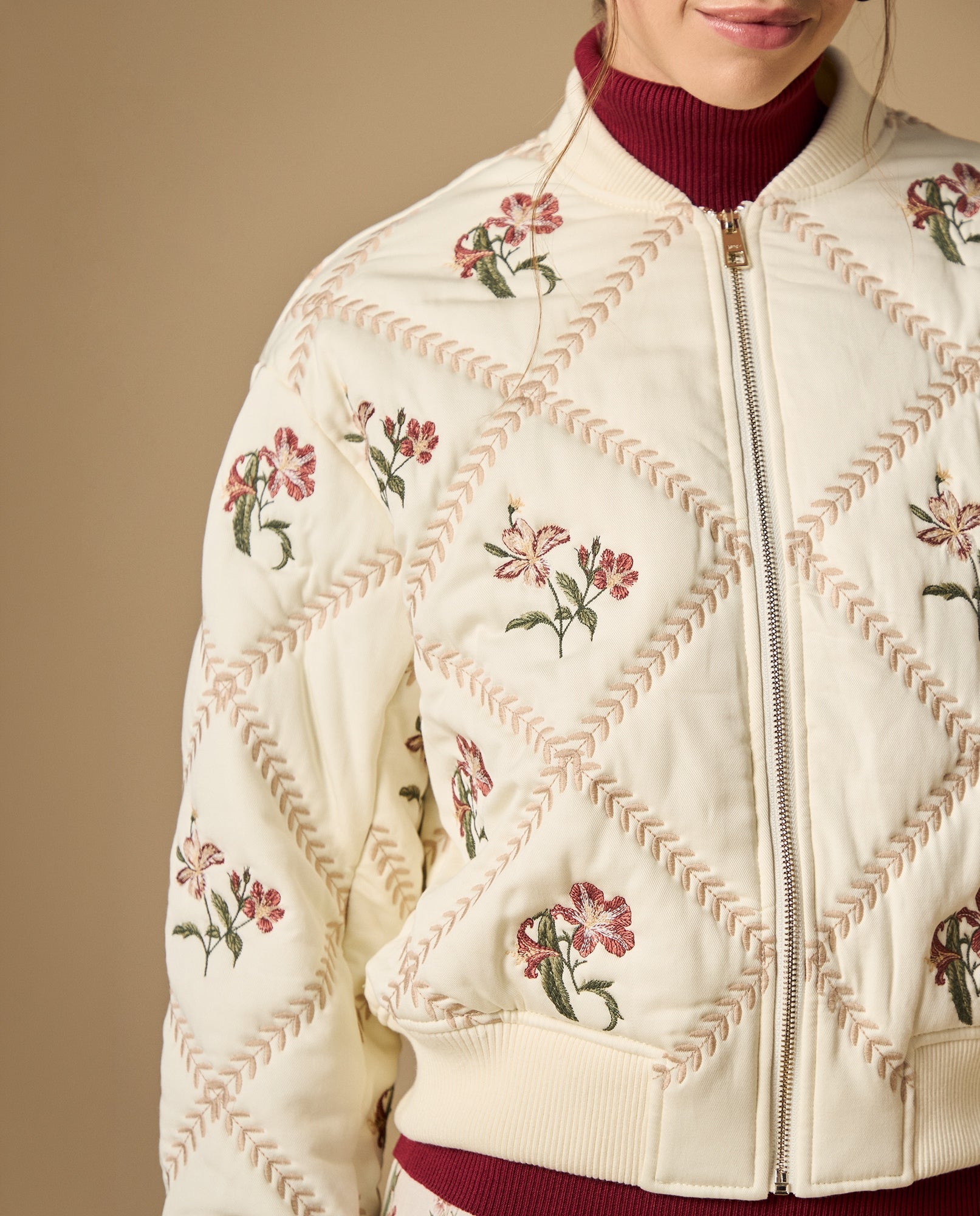 Chaqueta bomber bordada con diseño floral - Crudo 34_622H218_CRU114201_0