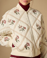 Chaqueta bomber bordada con diseño floral - Crudo