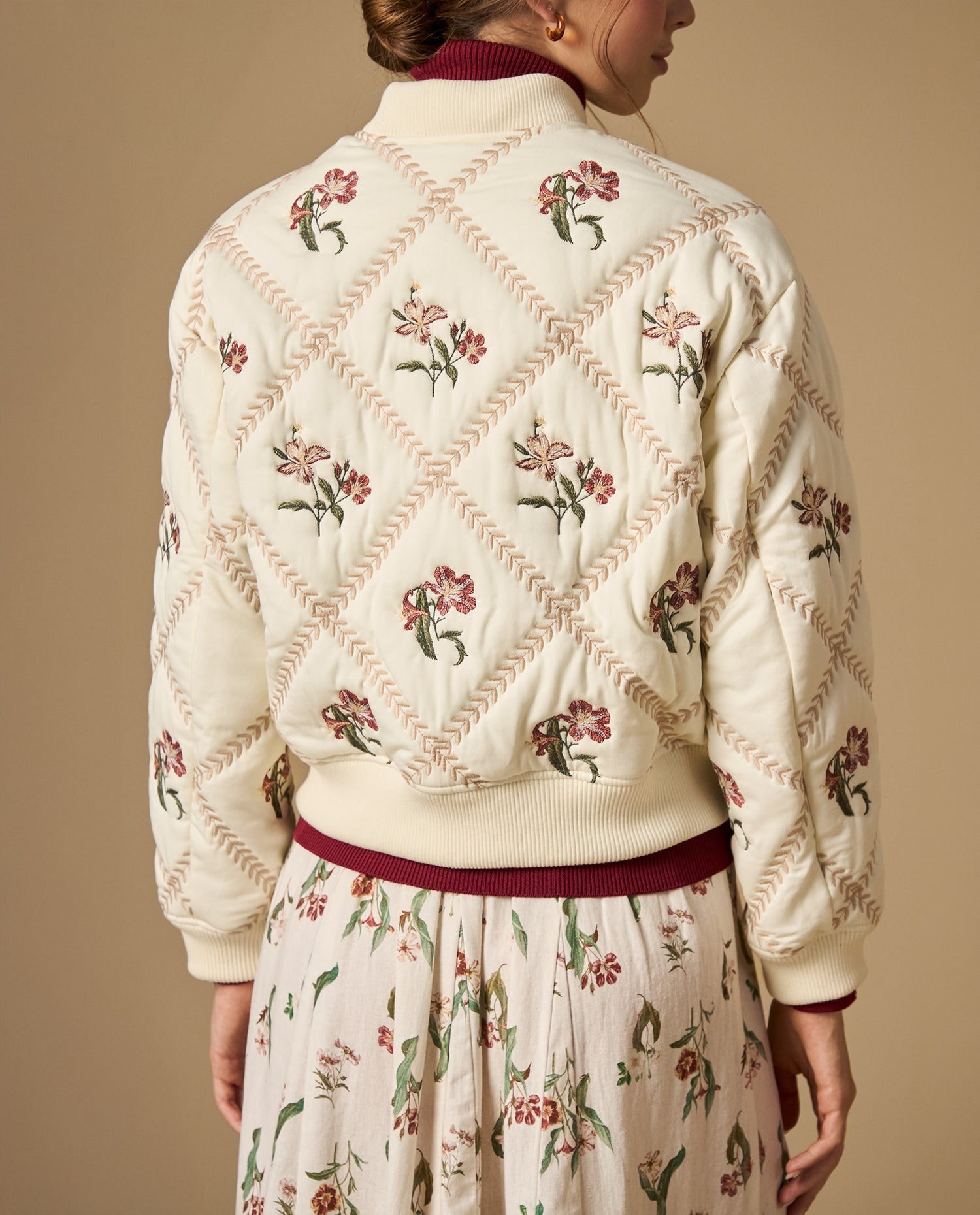 Chaqueta bomber bordada con diseño floral - Crudo