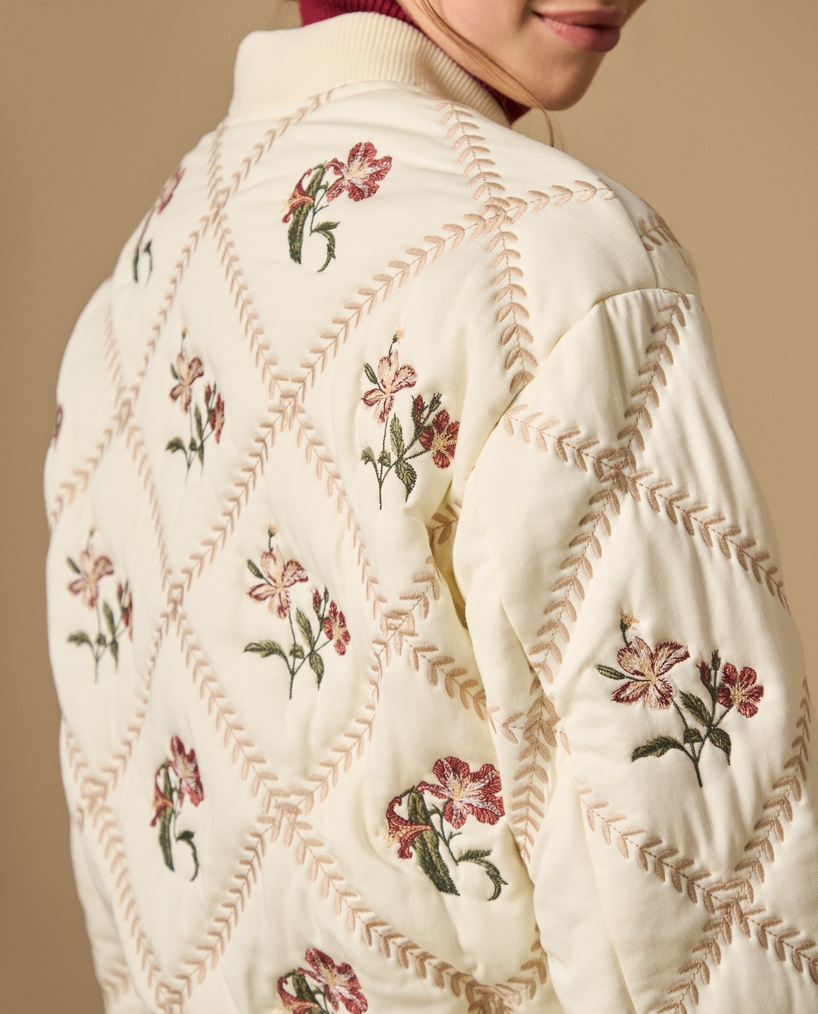 Chaqueta bomber bordada con diseño floral - Crudo 34_622H218_CRU114201_5
