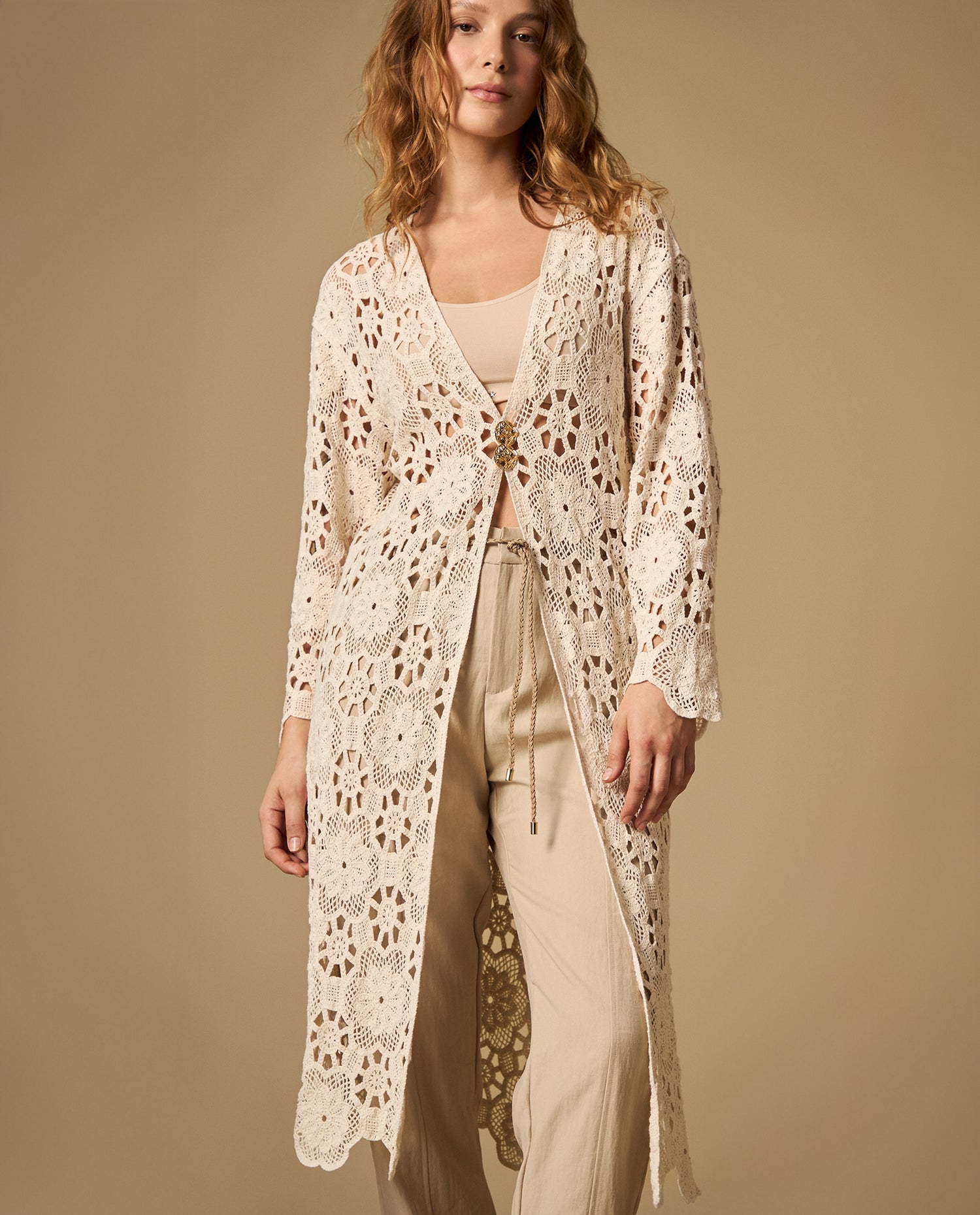 Cardigan largo con tejido abierto y bordado floral - Crudo