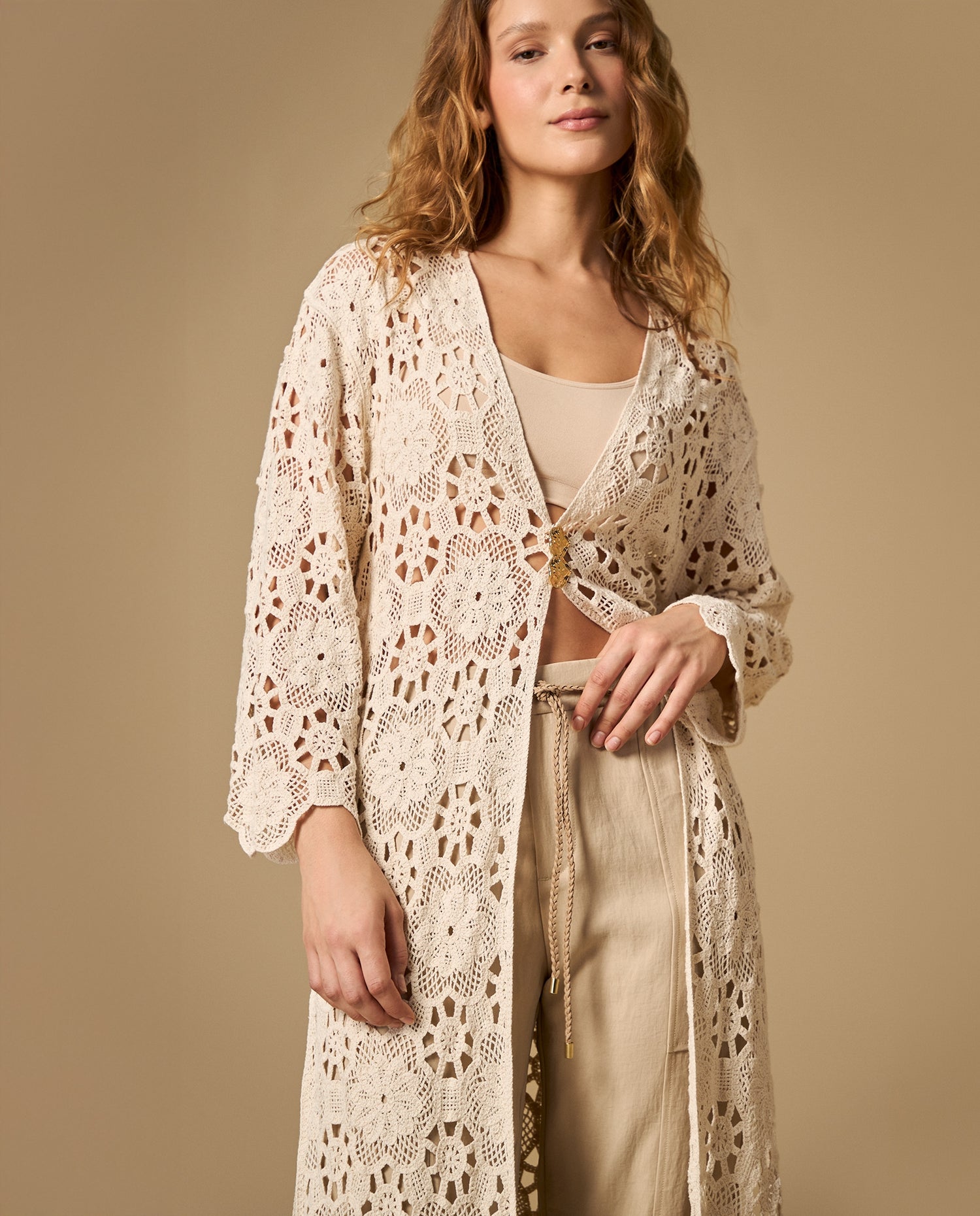 Cardigan largo con tejido abierto y bordado floral - Crudo