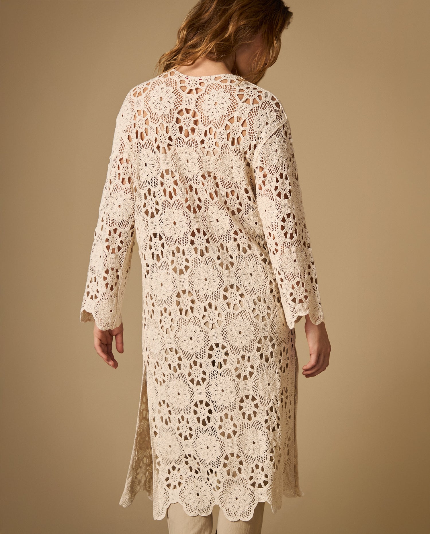 Cardigan largo con tejido abierto y bordado floral - Crudo