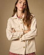 Chaqueta tipo cargo con bordado floral y bolsillos utilitarios - Beige