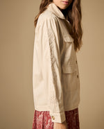 Chaqueta tipo cargo con bordado floral y bolsillos utilitarios - Beige