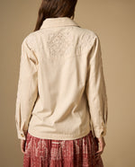 Chaqueta tipo cargo con bordado floral y bolsillos utilitarios - Beige
