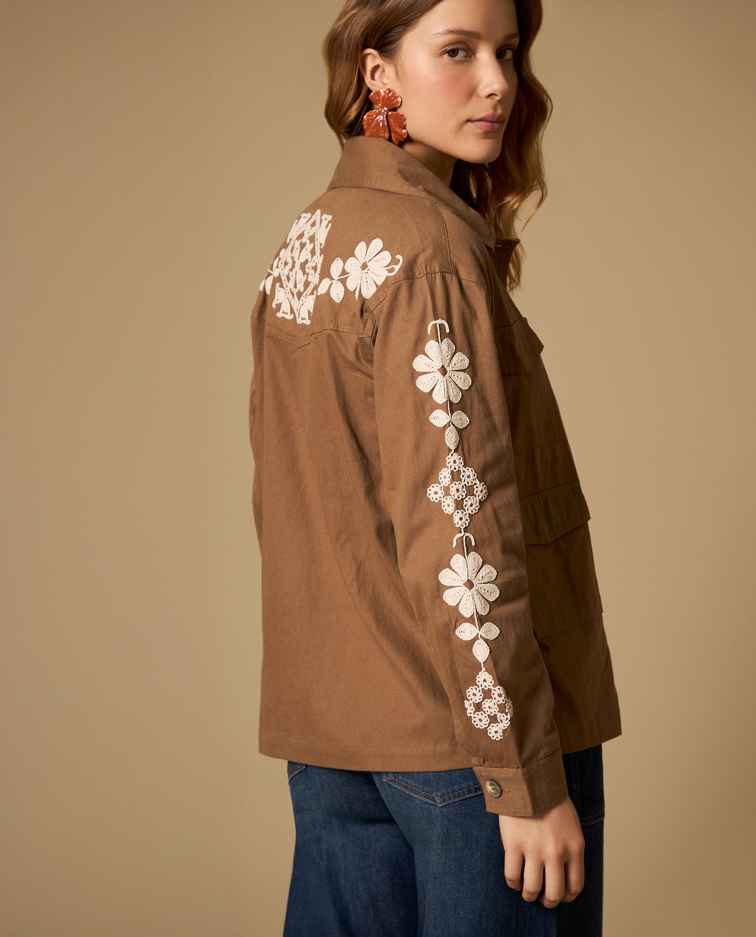 Chaqueta tipo cargo con bordado floral y bolsillos utilitarios - Café
