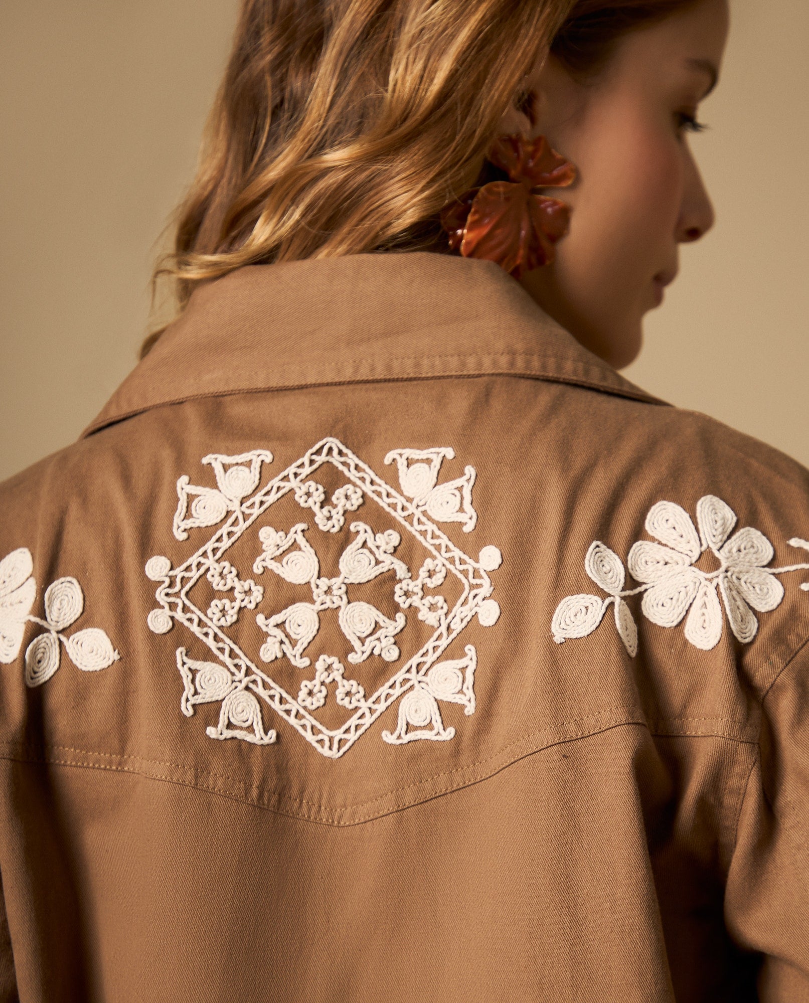 Chaqueta tipo cargo con bordado floral y bolsillos utilitarios - Café 34_622H242_CAF171230_5