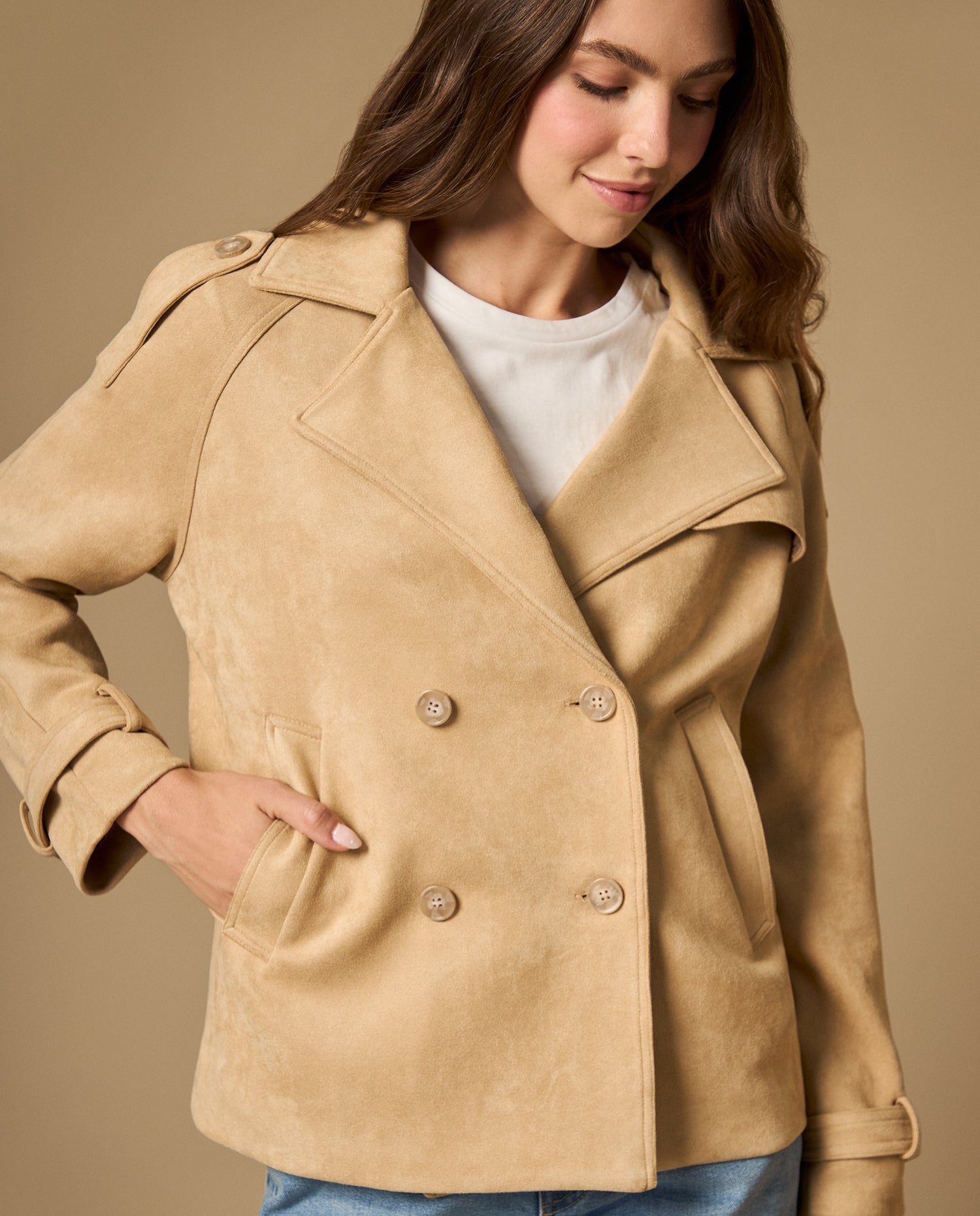 Trench corto con cierre cruzado de doble botonadura - Beige