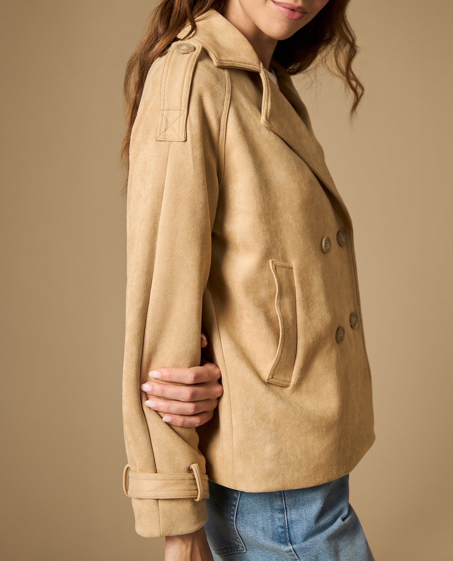 Trench corto con cierre cruzado de doble botonadura - Beige