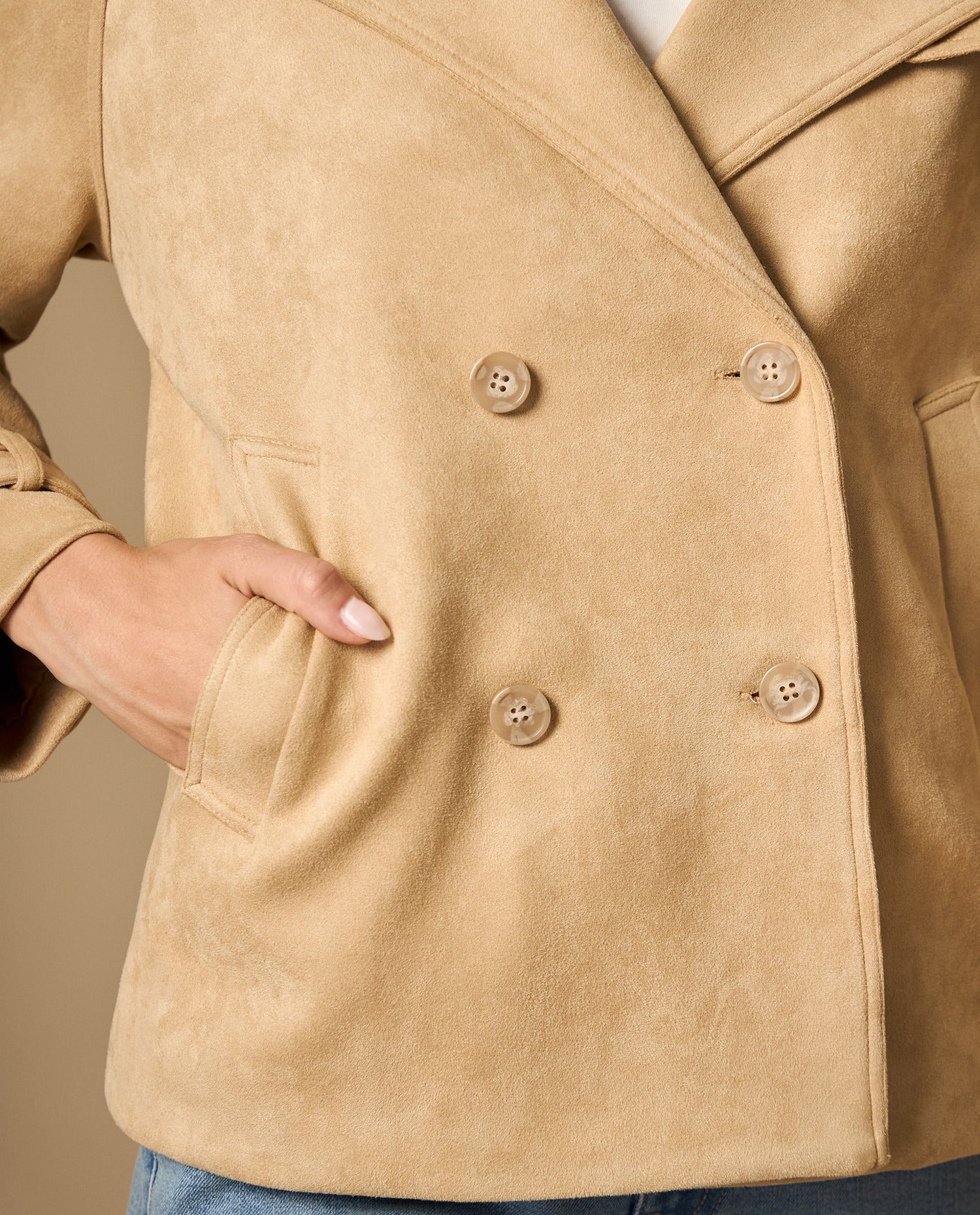 Trench corto con cierre cruzado de doble botonadura - Beige