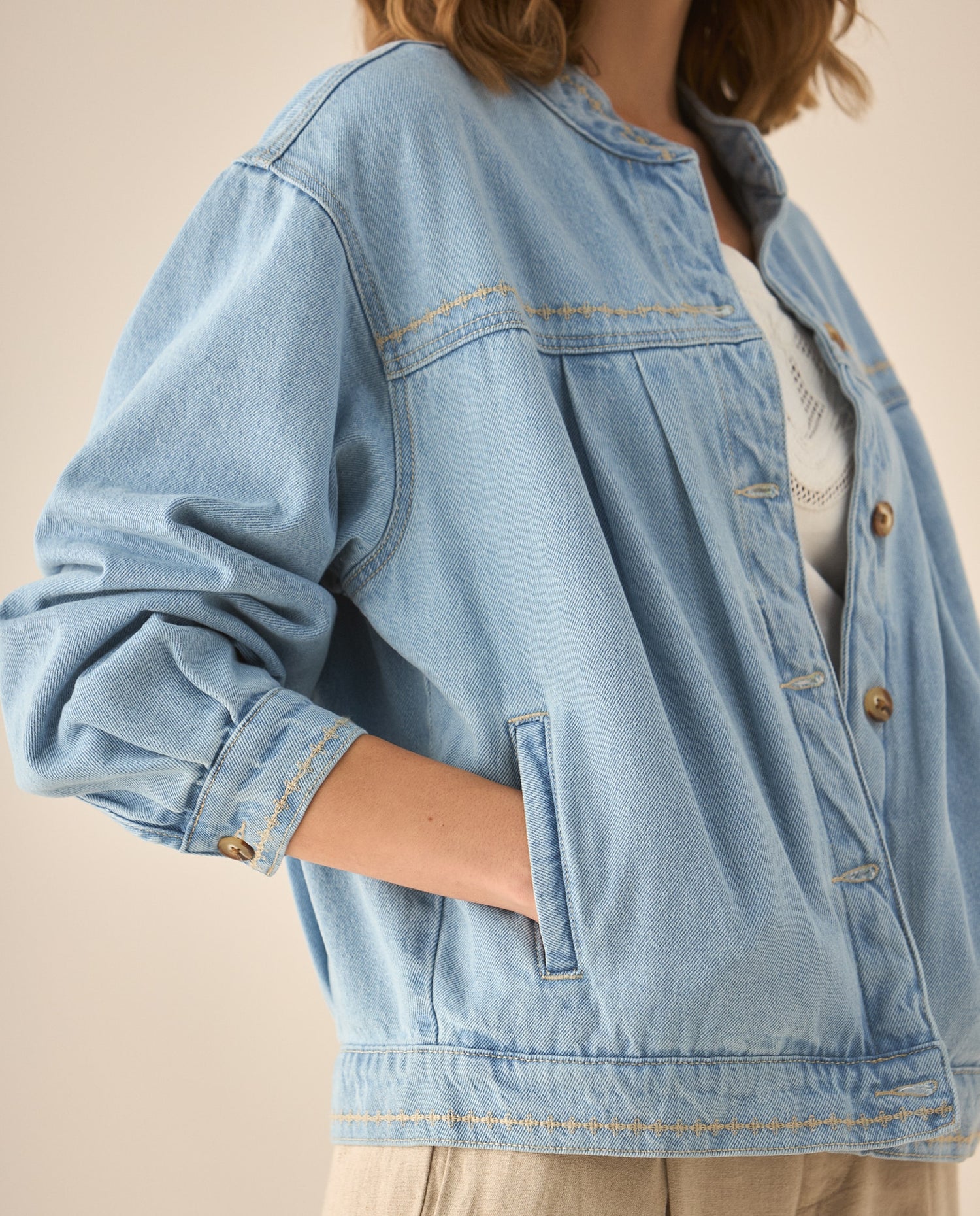 Chaqueta en denim con mini bordados para mujer  - Azul