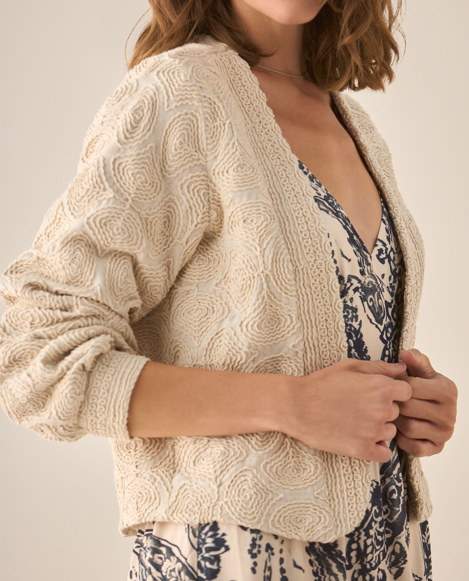 Chaqueta con apliques bordados para mujer - Crudo 34_623G007_CRU125202_3