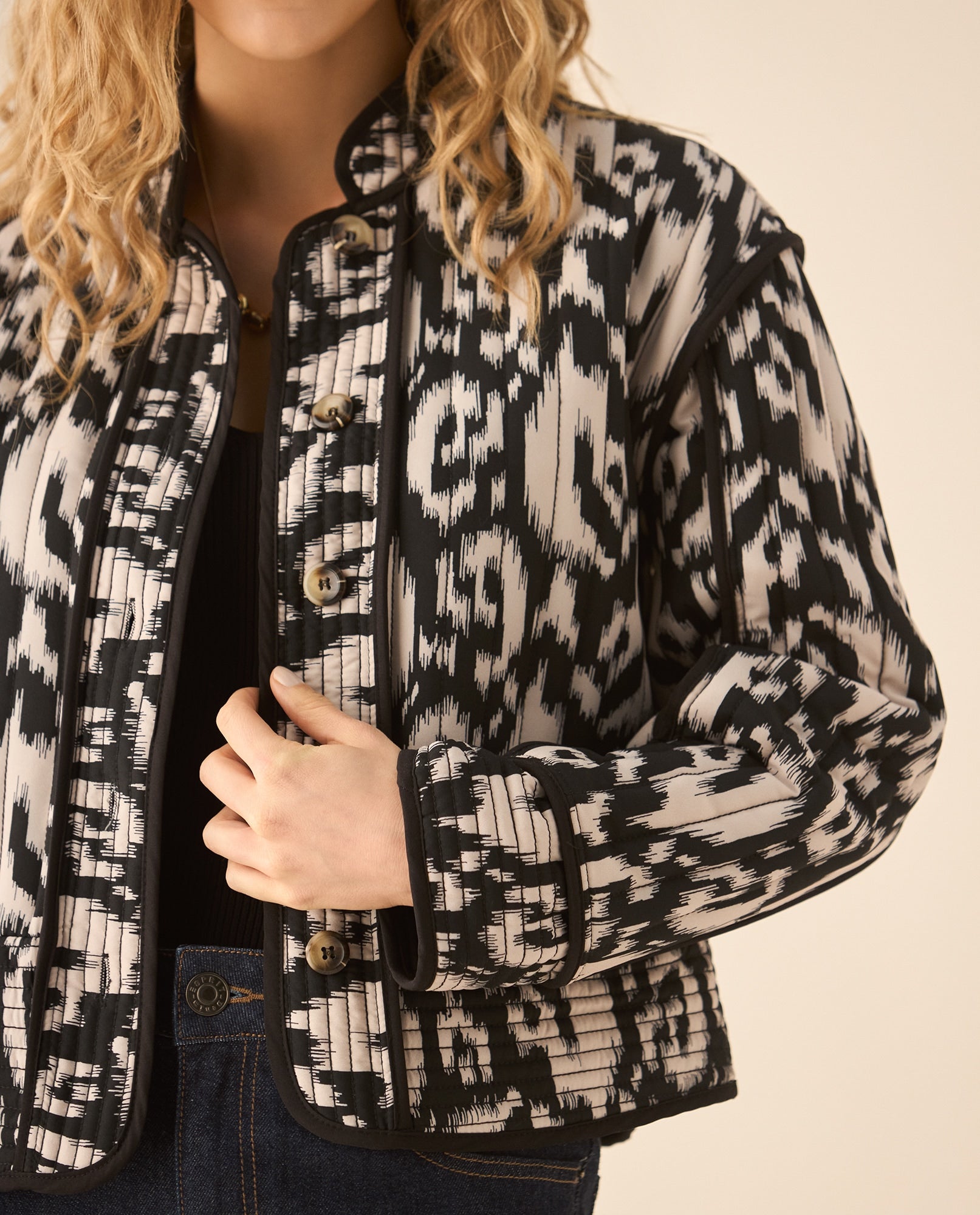 Chaqueta acolchada con perilla de botones para mujer  - Negro 34_623G200_NEG194012_4