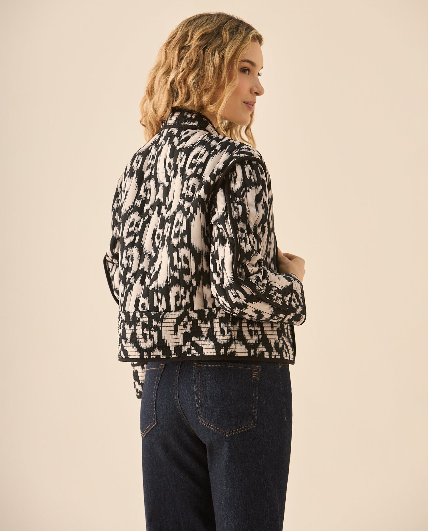 Chaqueta acolchada con perilla de botones para mujer  - Negro