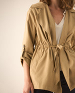 Chaqueta tipo abrigo con cinturón ajustable para mujer - Café