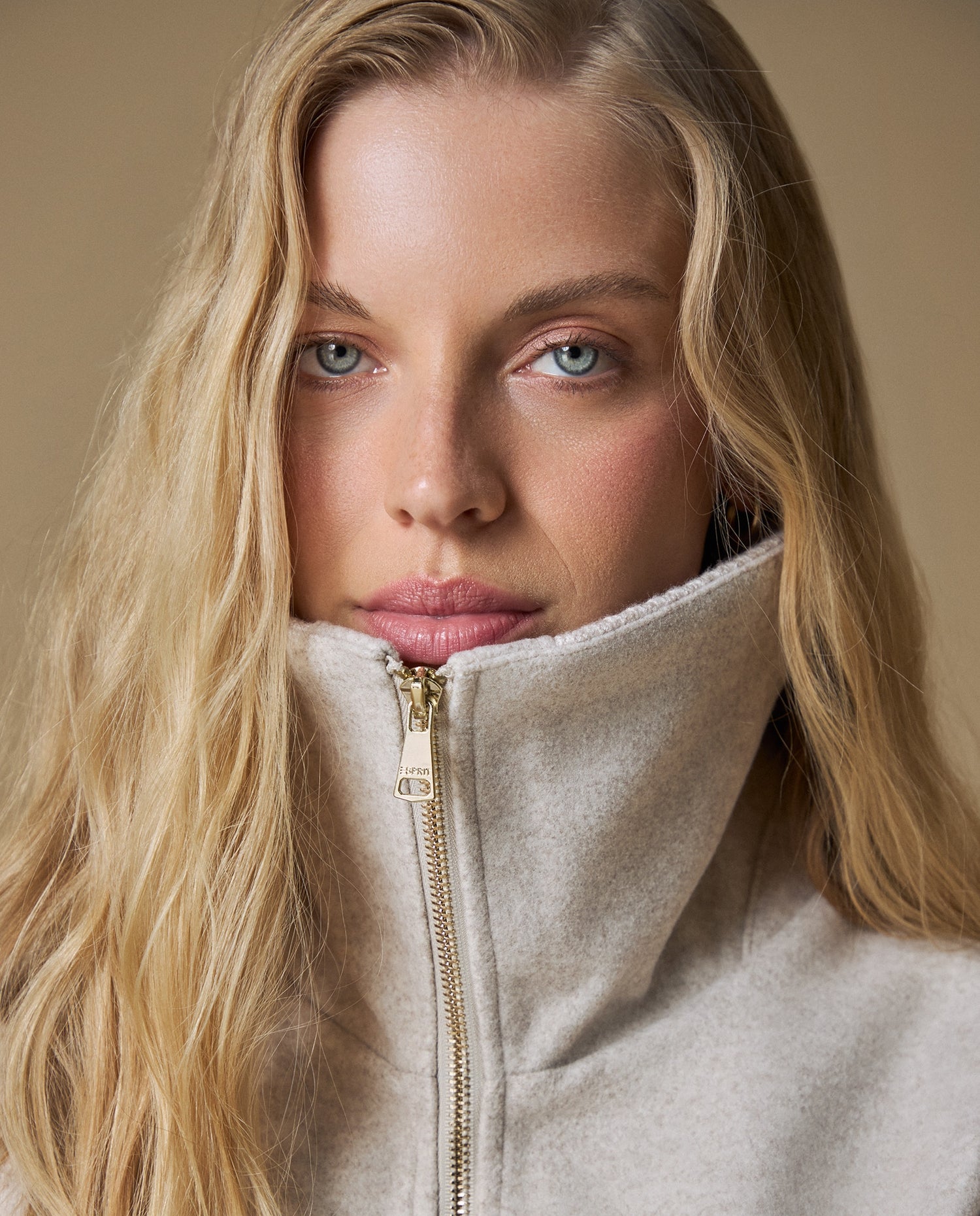 Chaqueta media cremallera central - Beige