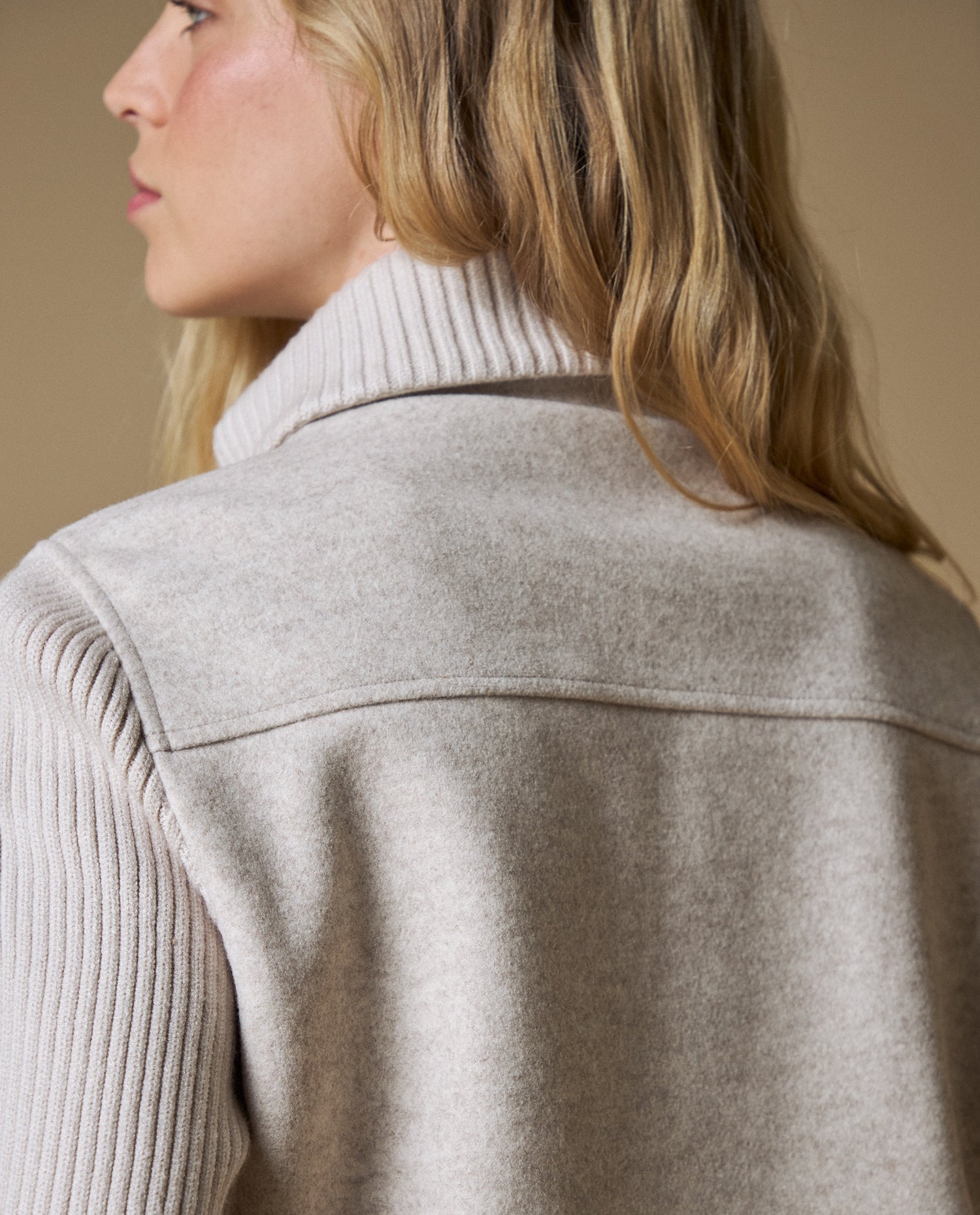 Chaqueta media cremallera central - Beige