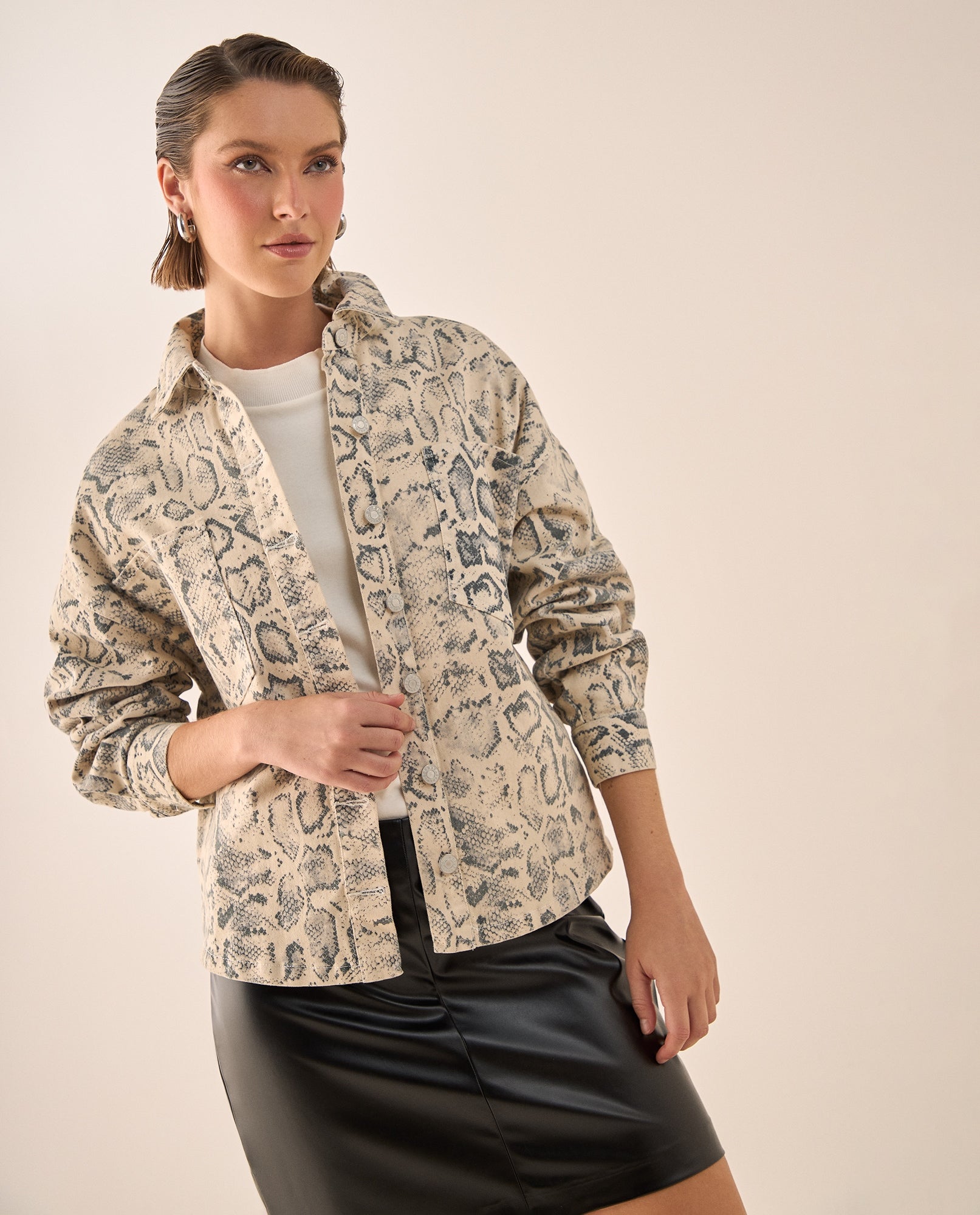 Chaqueta Estampado Serpiente Oversized - Gris 34_629G010_GRI163802_0