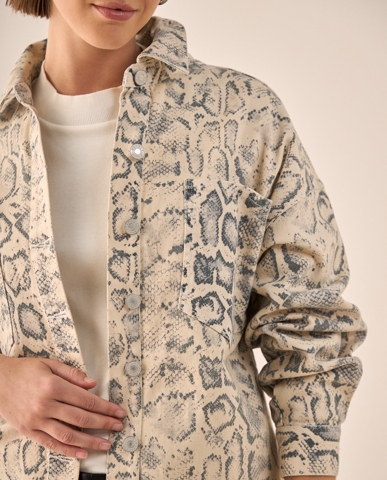 Chaqueta Estampado Serpiente Oversized - Gris 34_629G010_GRI163802_3