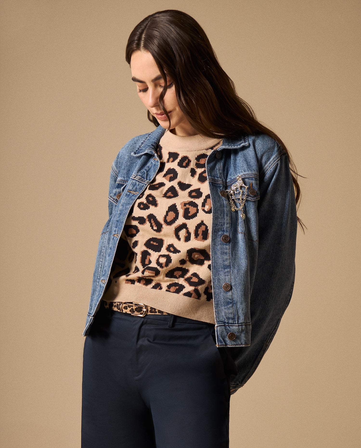 Chaqueta Denim Azul con Broche Dorado - Azul