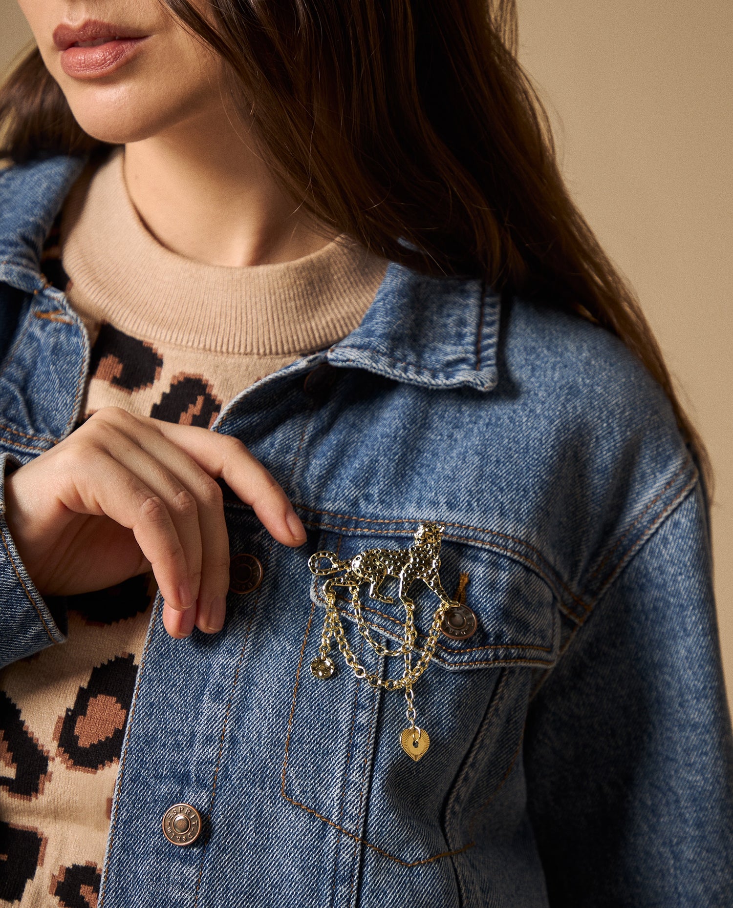 Chaqueta Denim Azul con Broche Dorado - Azul