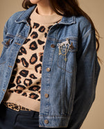 Chaqueta Denim Azul con Broche Dorado - Azul