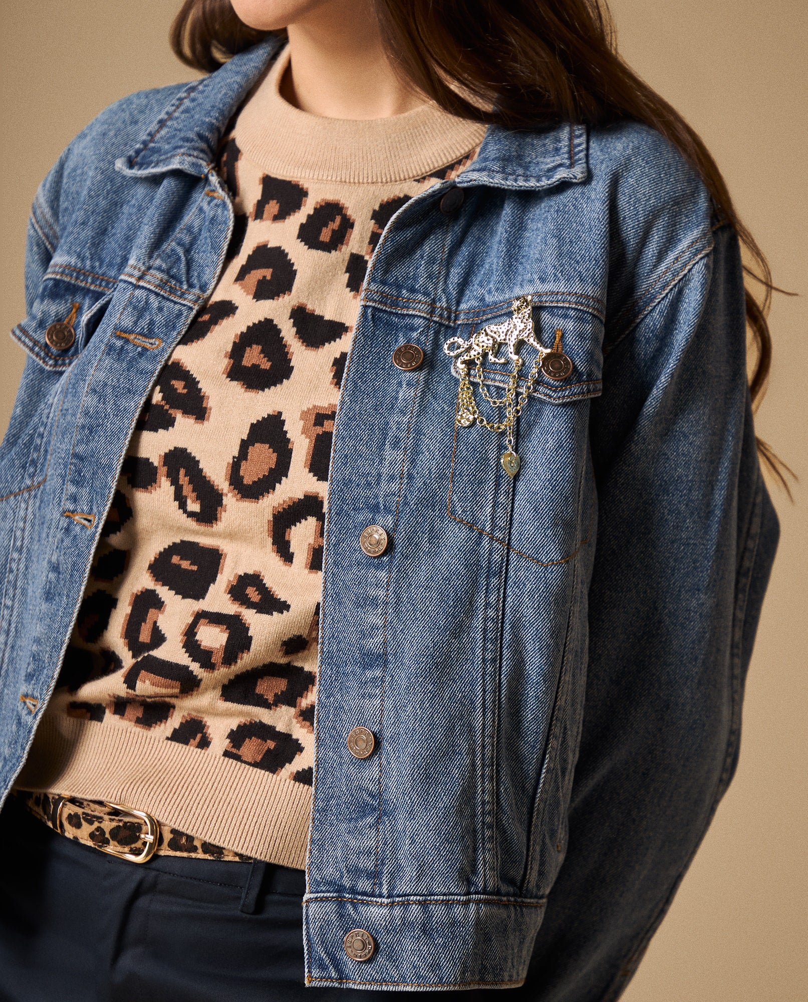 Chaqueta Denim Azul con Broche Dorado - Azul 34_629G028_AZU174027_4