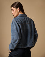 Chaqueta Denim Azul con Broche Dorado - Azul