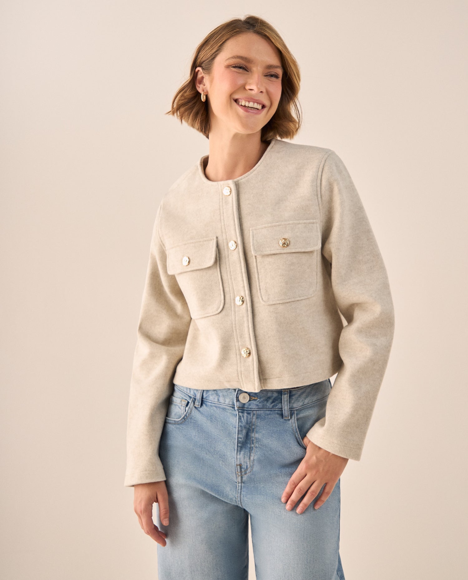 Chaqueta Cropped Beige con Botones Dorados - Beige