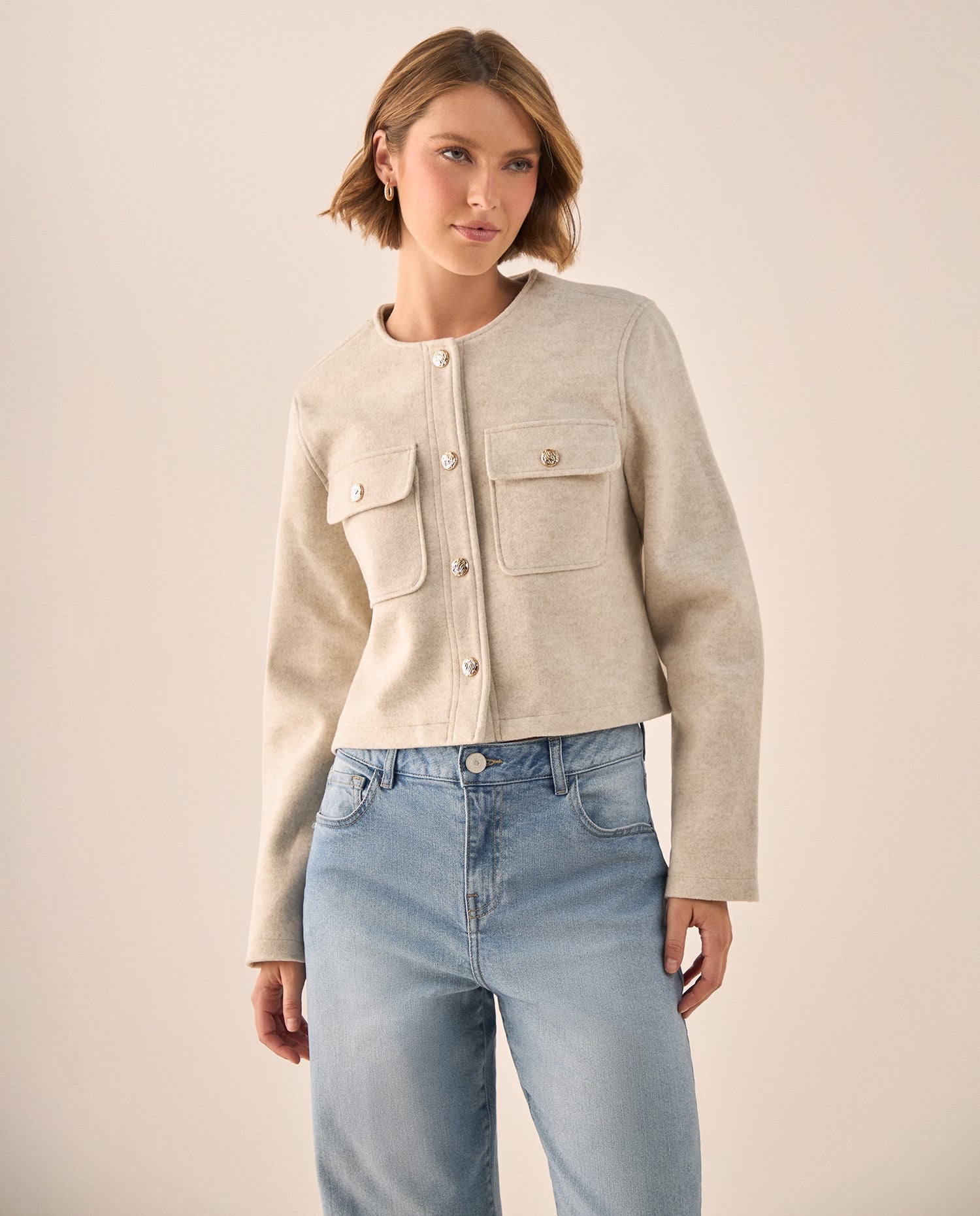 Chaqueta Cropped Beige con Botones Dorados - Beige