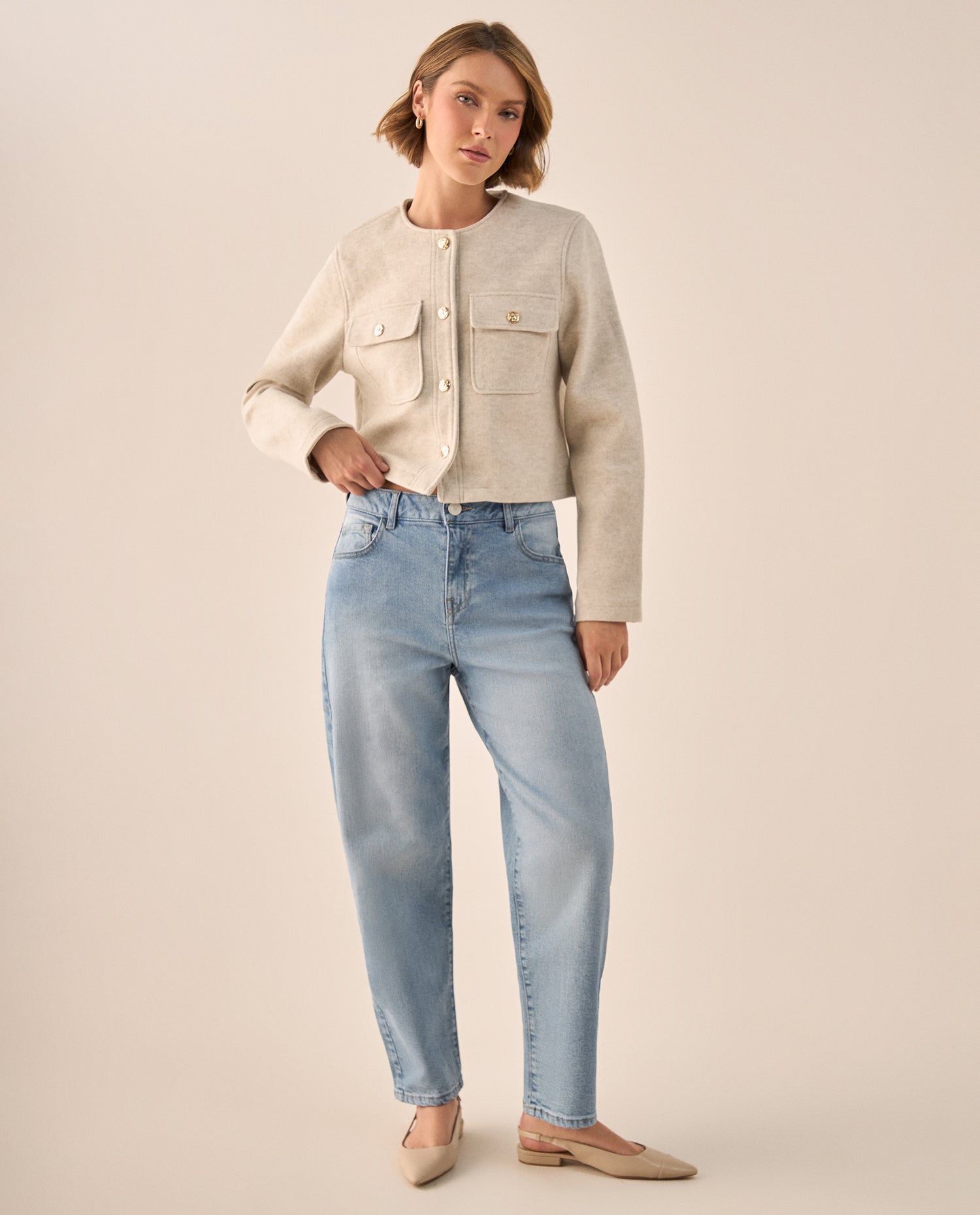 Chaqueta Cropped Beige con Botones Dorados - Beige