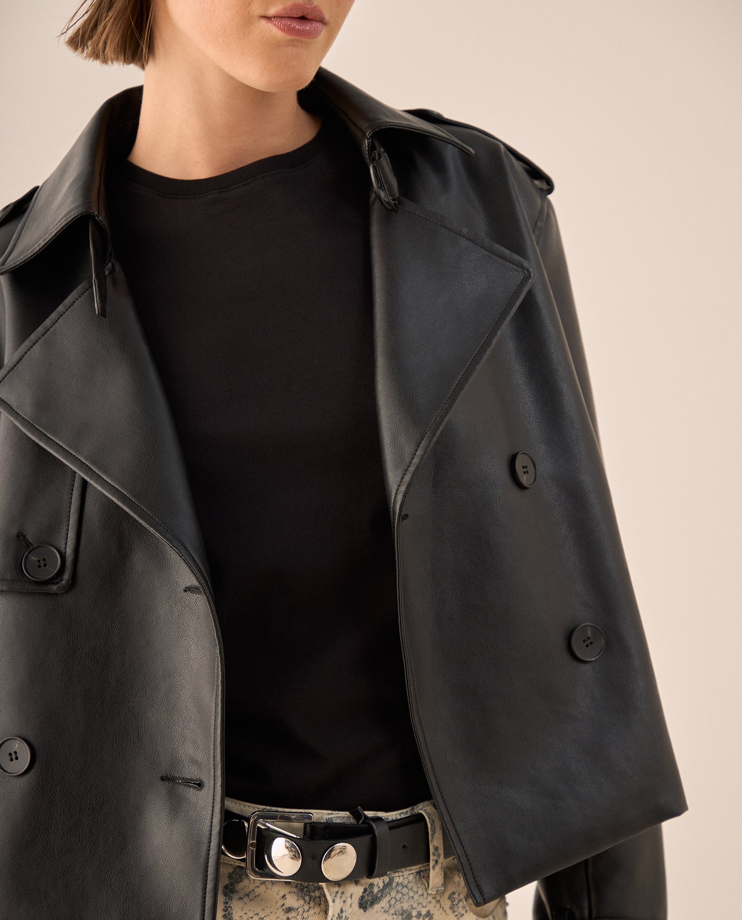 Trench Corto Negro con Cinturón Ajustable - Negro