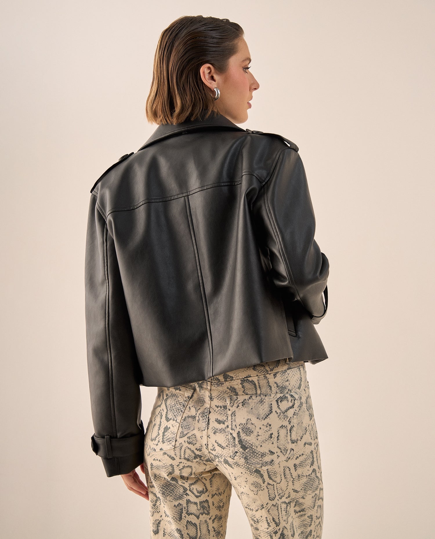 Trench Corto Negro con Cinturón Ajustable - Negro