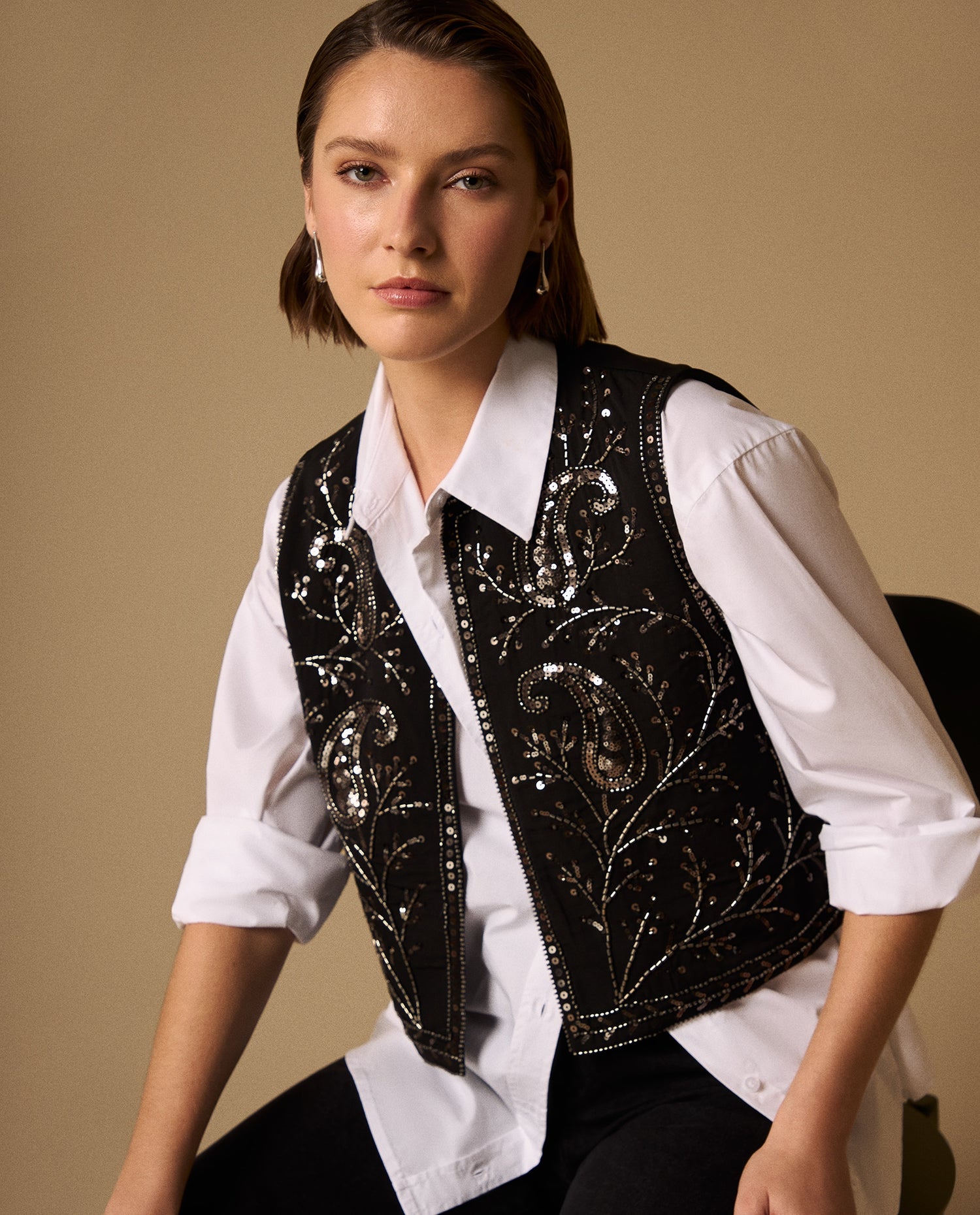 Chaleco Negro con Bordados Paisley Dorados - Negro